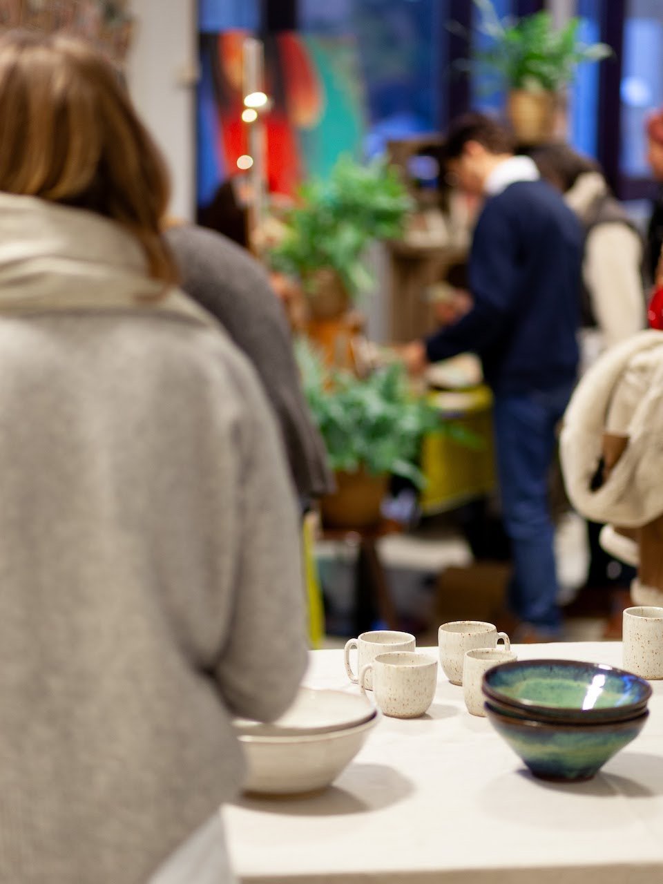 te koop serviesset met borden en kopjes in spikkelklei en houten ondertasjes Atelier KROM Sara Dejonghe Johan Beckers