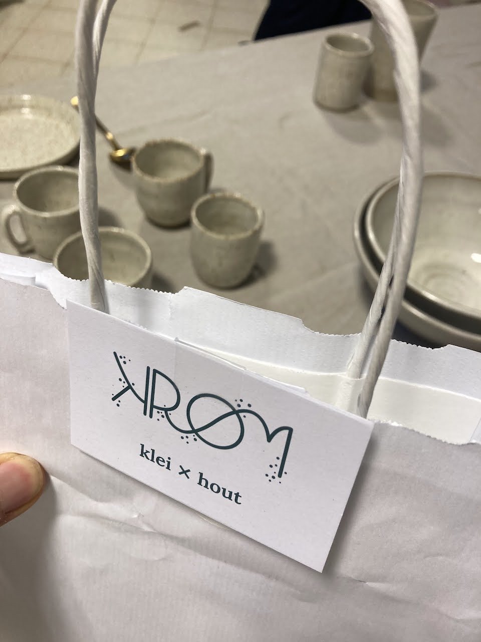 verkocht door Atelier KROM: verpakking papieren tas met logo en visitekaartje