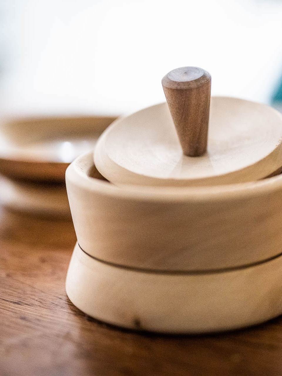 houtdraaien: lindenhouten potje in unieke vorm met deksel met handvat in notenhout Johan Beckers Atelier KROM