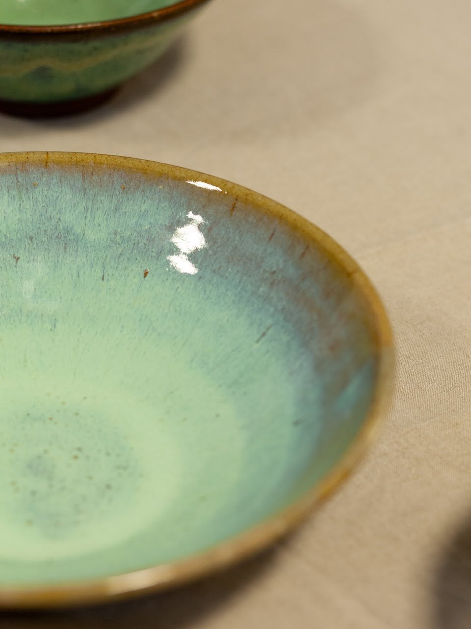 detail van een schaal uit recup-klei met niagara glazuur van 33 cm van Atelier KROM Sara Dejonghe