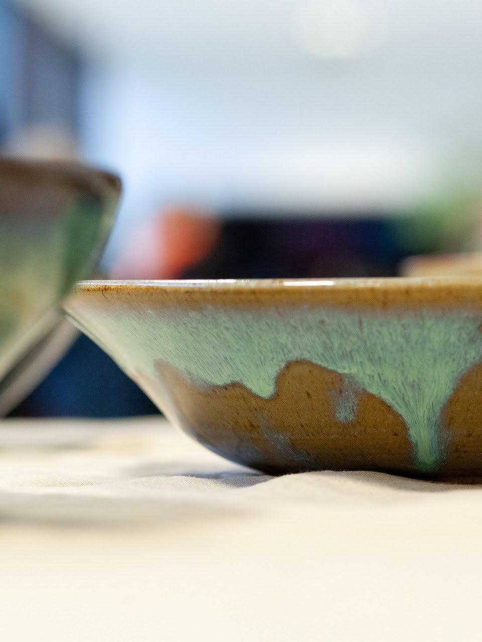 detail van een schaal uit recup-klei met niagara glazuur van 33 cm van Atelier KROM Sara Dejonghe