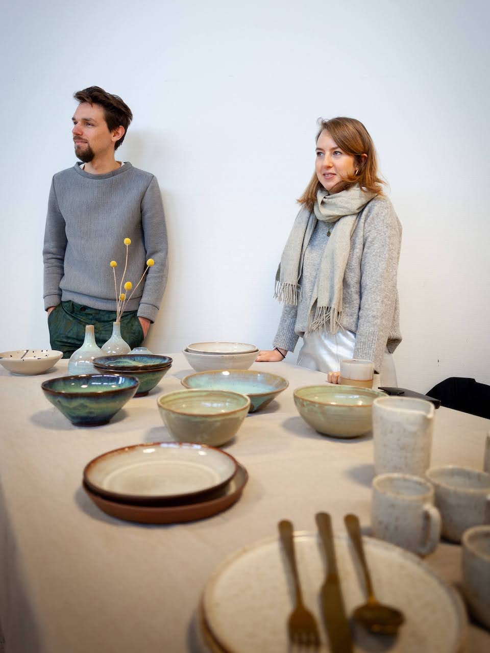 johan Beckers & Sara Dejonghe van Atelier KROM bij hun verzameling keramieken borden en kommen