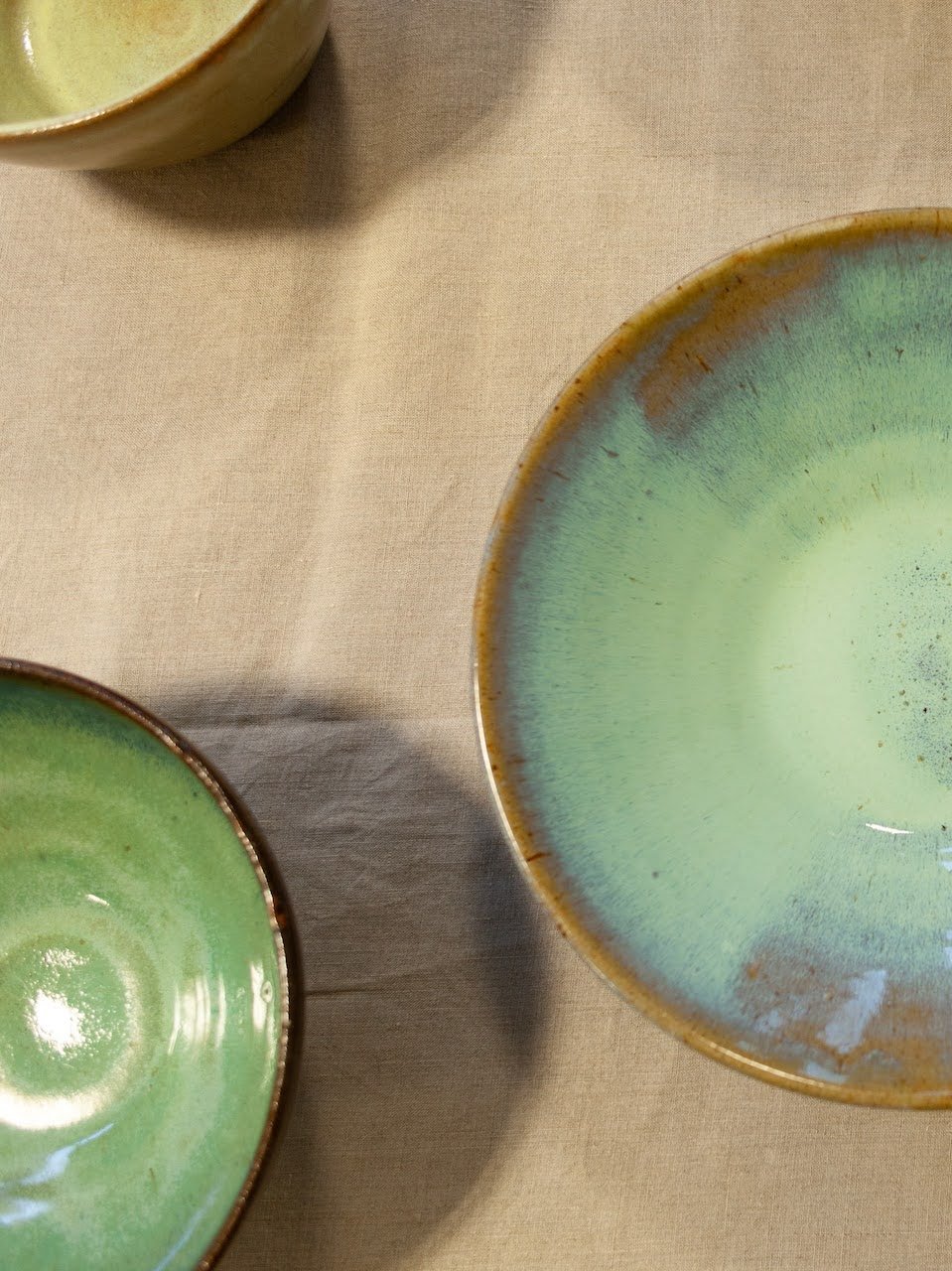 detail van een schaal uit recup-klei van 33 cm van Atelier KROM